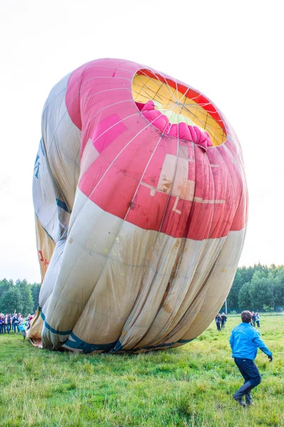 ペレスラヴリ ザレスキー ヤロスラヴリ地域 ロシア 2019年7月20日 航空祭で始まる風船の膨張と設置 — ストック写真