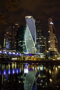 Moskova / Rusya - 14 Temmuz 2019: Çok renkli aydınlatmalı Moskova şehrinin modern mimari kompleksinin gece manzarası