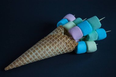 Gri bir arka planda bir gözleme korna sopa renkli Marshmallow