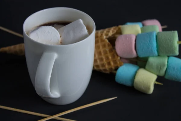 Filiżanka Kakao Pianką Kolorowym Marshmallows Kije Wafel Stożek — Zdjęcie stockowe