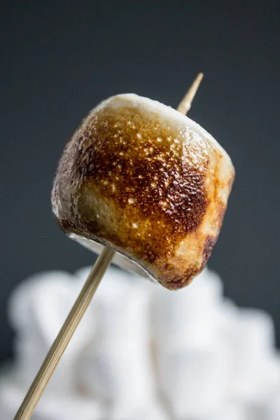 Yangın karamelize tarafından yanmış bir sopa beyaz Marshmallow