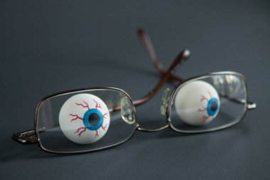 Gözlük ile iki yapay gözler