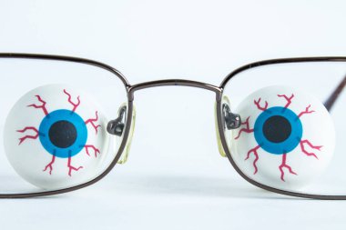 Gözlük ile iki yapay gözler