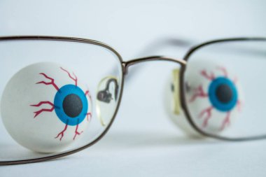 Gözlük ile iki yapay gözler