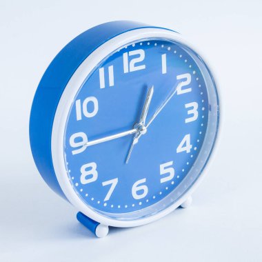 Beyaz arkaplanda mavi alarm saati