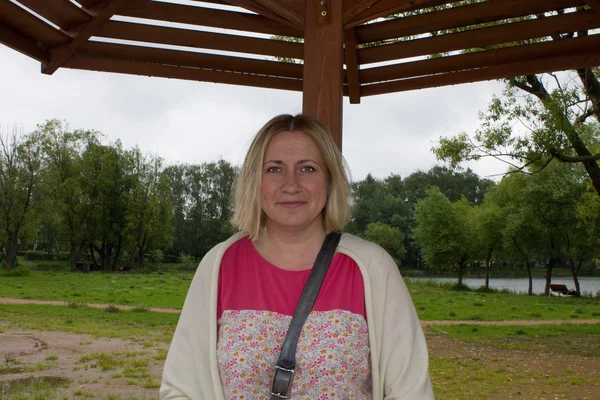 Mujer Blanca Sonriente Años Parque Día Nublado Verano — Foto de Stock