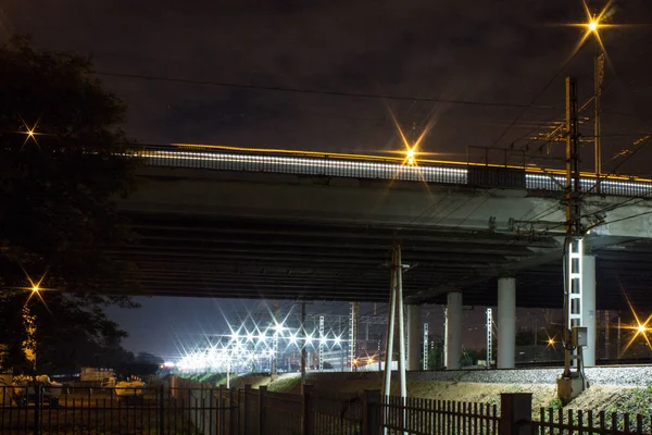 モスクワのノボギレボ駅は 夜間に道路橋の下を通過する列車とロシア — ストック写真