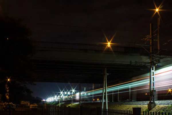 Новогиреево Вокзал Москве Россия Поездом Проходящим Автодорожным Мостом Ночью — стоковое фото