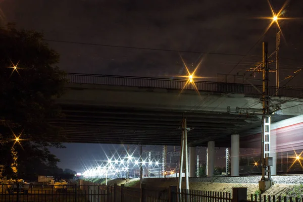 Новогиреево Вокзал Москве Россия Поездом Проходящим Автодорожным Мостом Ночью — стоковое фото