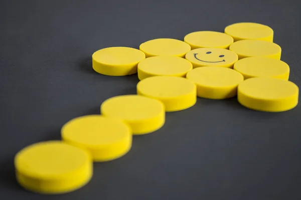 Flecha Del Círculo Amarillo Con Una Cara Sonriente — Foto de Stock