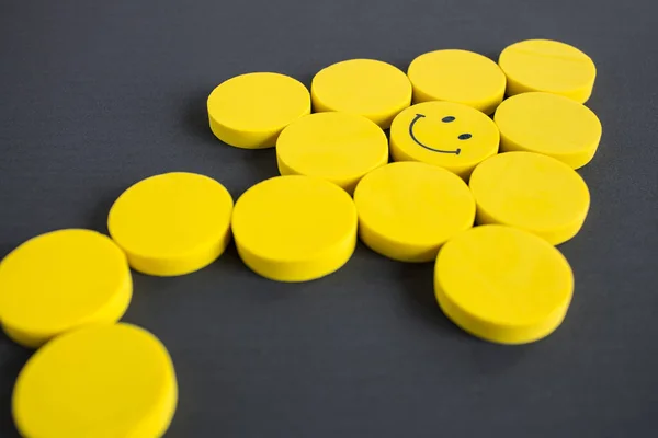 Flecha Del Círculo Amarillo Con Una Cara Sonriente — Foto de Stock