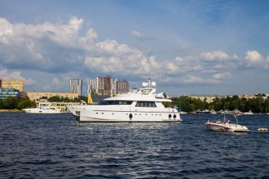 Moskova/Rusya-Temmuz, 27, 2019: bir yaz gününde Khimki rezervuar beyaz motor yat