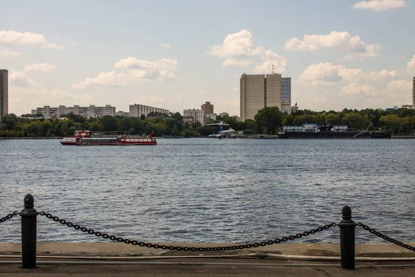 Piren Flodhamnen Med Utsikt Över Khimki Reservoir Klarsommar Dag Moskva — Stockfoto