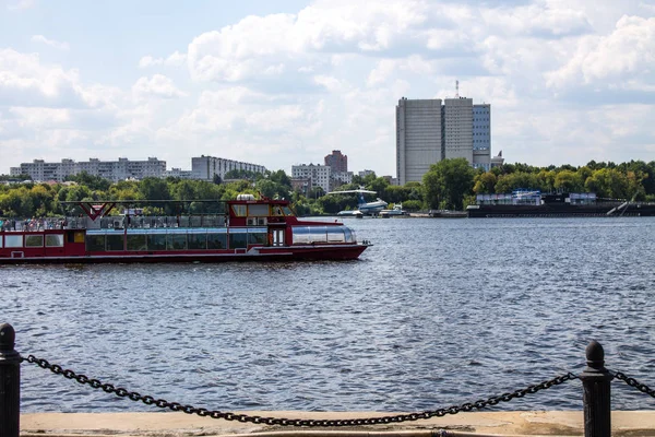 Moskou Rusland Juli 2019 Plezierboot Aan Het Khimki Reservoir Een — Stockfoto