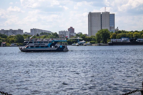 Moskou Rusland Juli 2019 Plezierboot Aan Het Khimki Reservoir Een — Stockfoto