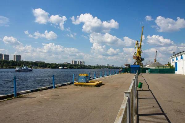 Moskva Ryssland Juli 2019 Norra Flodhamnen Med Arbetslast Kranar Klarsommar — Stockfoto