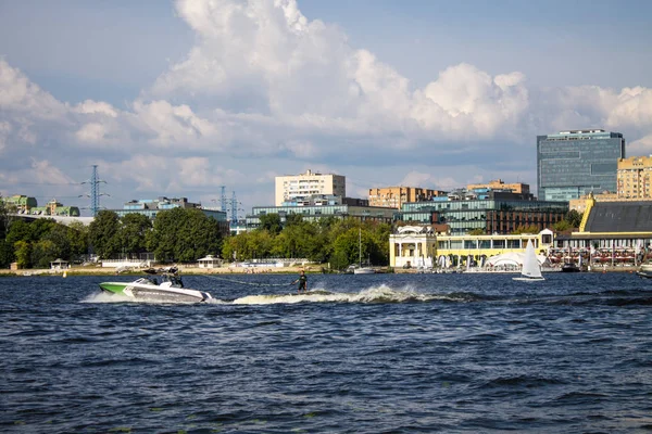 Moskva Ryssland Juli 2019 Motorbåt Och Man Vattenskidor Khimki Reservoar — Stockfoto