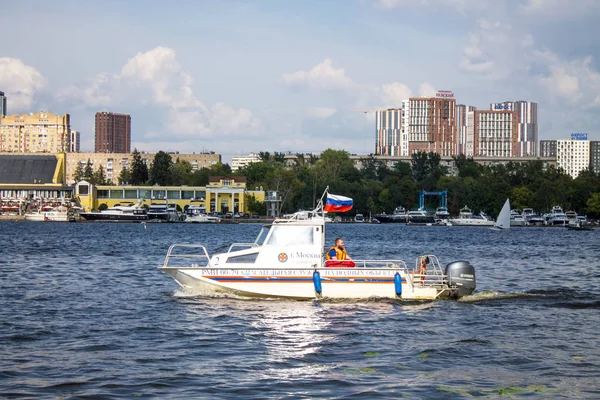 Moskva Ryssland Juli 2019 Vit Motor Yacht Khimki Reservoir Sommardag — Stockfoto