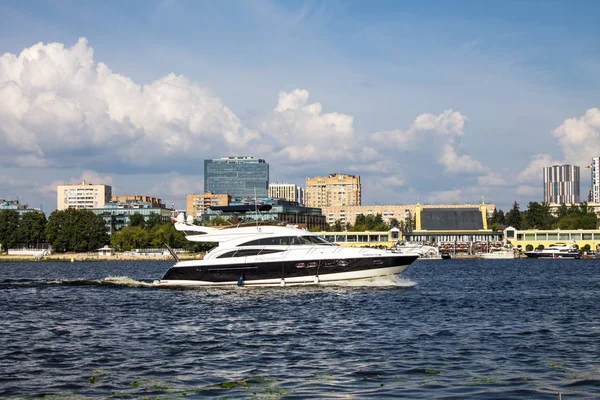 Moskva Ryssland Juli 2019 Vit Motor Yacht Khimki Reservoir Sommardag — Stockfoto