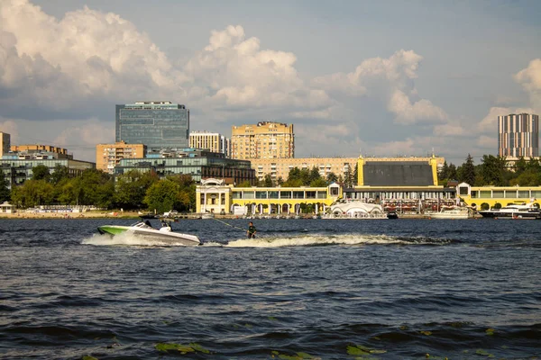 Moskva Ryssland Juli 2019 Motorbåt Och Man Vattenskidor Khimki Reservoar — Stockfoto