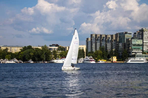 Moscú Rusia Julio 2019 Velero Con Velas Blancas Embalse Khimki — Foto de Stock