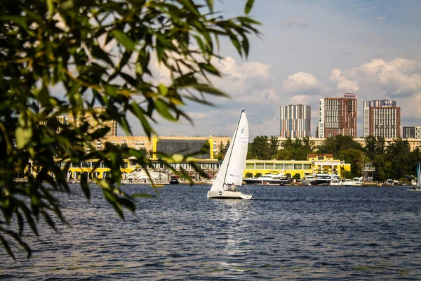 Moskou Rusland Juli 2019 Zeilboot Met Witte Zeilen Khimki Reservoir — Stockfoto