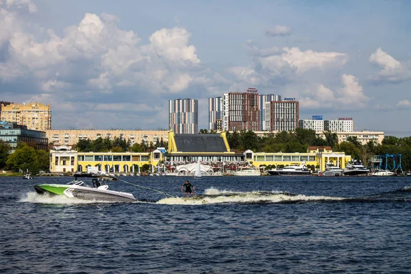 Moskva Ryssland Juli 2019 Motorbåt Och Man Vattenskidor Khimki Reservoar — Stockfoto