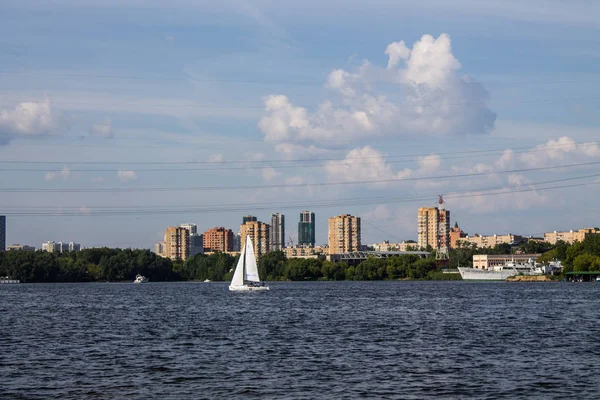 Moskou Rusland Juli 2019 Zeilboot Met Witte Zeilen Khimki Reservoir — Stockfoto