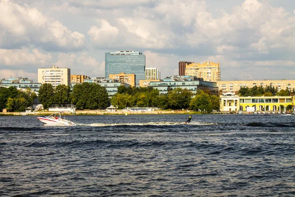 Moskva Ryssland Juli 2019 Motorbåt Och Man Vattenskidor Khimki Reservoar — Stockfoto