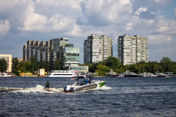 Moskou Rusland Juli 2019 Motorboot Man Het Water Skiën Het — Stockfoto