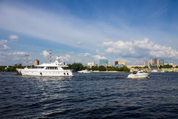 Moskou Rusland Juli 2019 Witte Motorjacht Aan Het Khimki Reservoir — Stockfoto