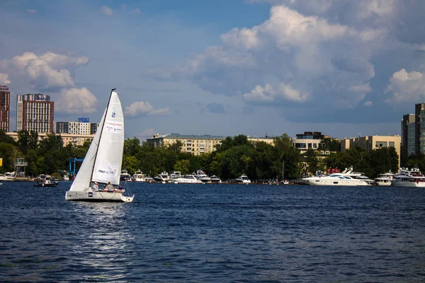 Moskou Rusland Juli 2019 Zeilboot Met Witte Zeilen Khimki Reservoir — Stockfoto