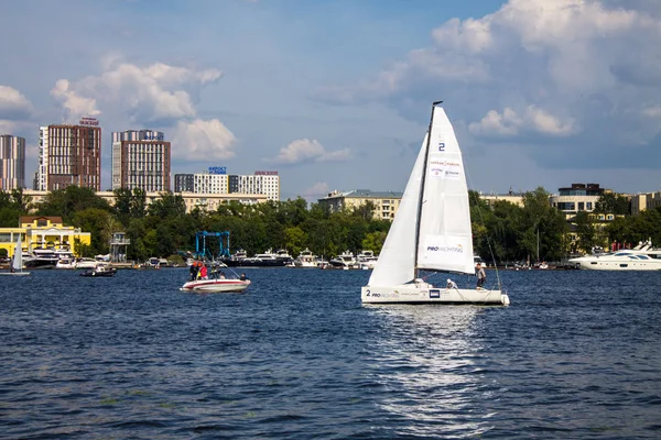 Moskou Rusland Juli 2019 Zeilboot Met Witte Zeilen Khimki Reservoir — Stockfoto