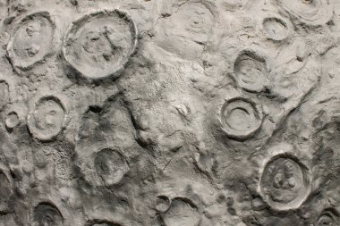 Kraterler ile gümüş renk ay yüzeyinin taklidi