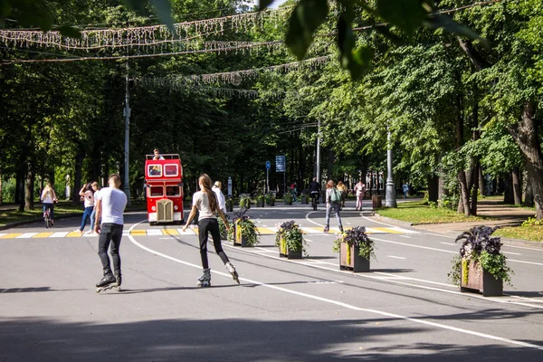 Moscou Rússia Julho 2019 Jovens Patins Pista Sokolniki Park — Fotografia de Stock