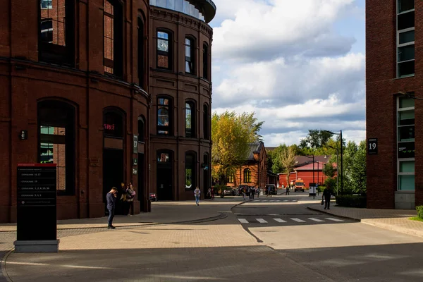  Moskova Rusya'da eski fabrikanın topraklarında kırmızı tuğla binalar ile ofis bloğu yeniden