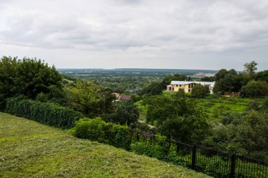 Vladimir bulutlu yaz günü şehrin panoramik sitesinden sonsuz mesafe görünümü