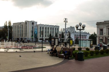 Vladimir, Vladimir bölgesi / Rusya - 2 Ağustos 2019: bulutlu bir yaz gününde tarihi şehir merkezinin sokak
