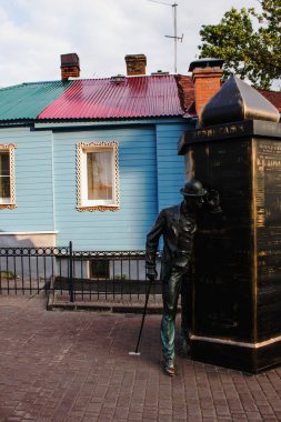 Vladimir, Vladimir bölgesi / Rusya - 2 Ağustos 2019: bulutlu bir yaz gününde tarihi şehir merkezinin sokak