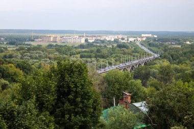 Vladimir bulutlu yaz günü şehrin panoramik sitesinden sonsuz mesafe görünümü