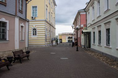 Vladimir, Vladimir bölgesi / Rusya - 2 Ağustos 2019: bulutlu bir yaz gününde tarihi şehir merkezinin sokak