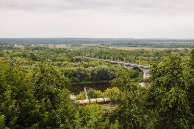 Vladimir Rusya'da nehir Klyazma yaz günü üzerinde bir araba köprüsü ile vadipanorama
