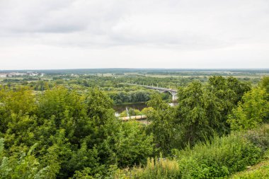 Vladimir Rusya'da nehir Klyazma yaz günü üzerinde bir araba köprüsü ile vadipanorama