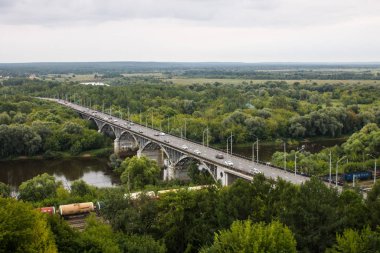 Vladimir Rusya'da nehir Klyazma yaz günü üzerinde bir araba köprüsü ile vadipanorama