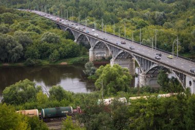 Vladimir Rusya'da nehir Klyazma yaz günü üzerinde bir araba köprüsü ile vadipanorama