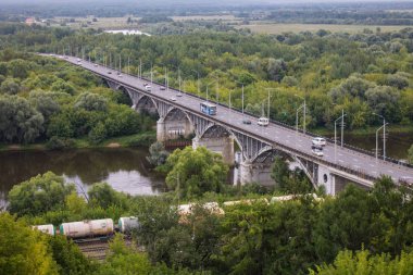 Vladimir Rusya'da nehir Klyazma yaz günü üzerinde bir araba köprüsü ile vadipanorama