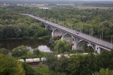 Vladimir Rusya'da nehir Klyazma yaz günü üzerinde bir araba köprüsü ile vadipanorama