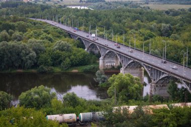 Vladimir Rusya'da nehir Klyazma yaz günü üzerinde bir araba köprüsü ile vadipanorama