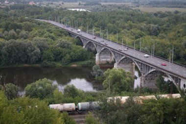 Vladimir Rusya'da nehir Klyazma yaz günü üzerinde bir araba köprüsü ile vadipanorama