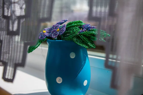 Buquê Violetas Tecidas Partir Contas Vaso Cerâmica Azul — Fotografia de Stock